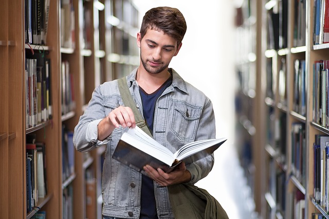 étudiant à la bibliothèque